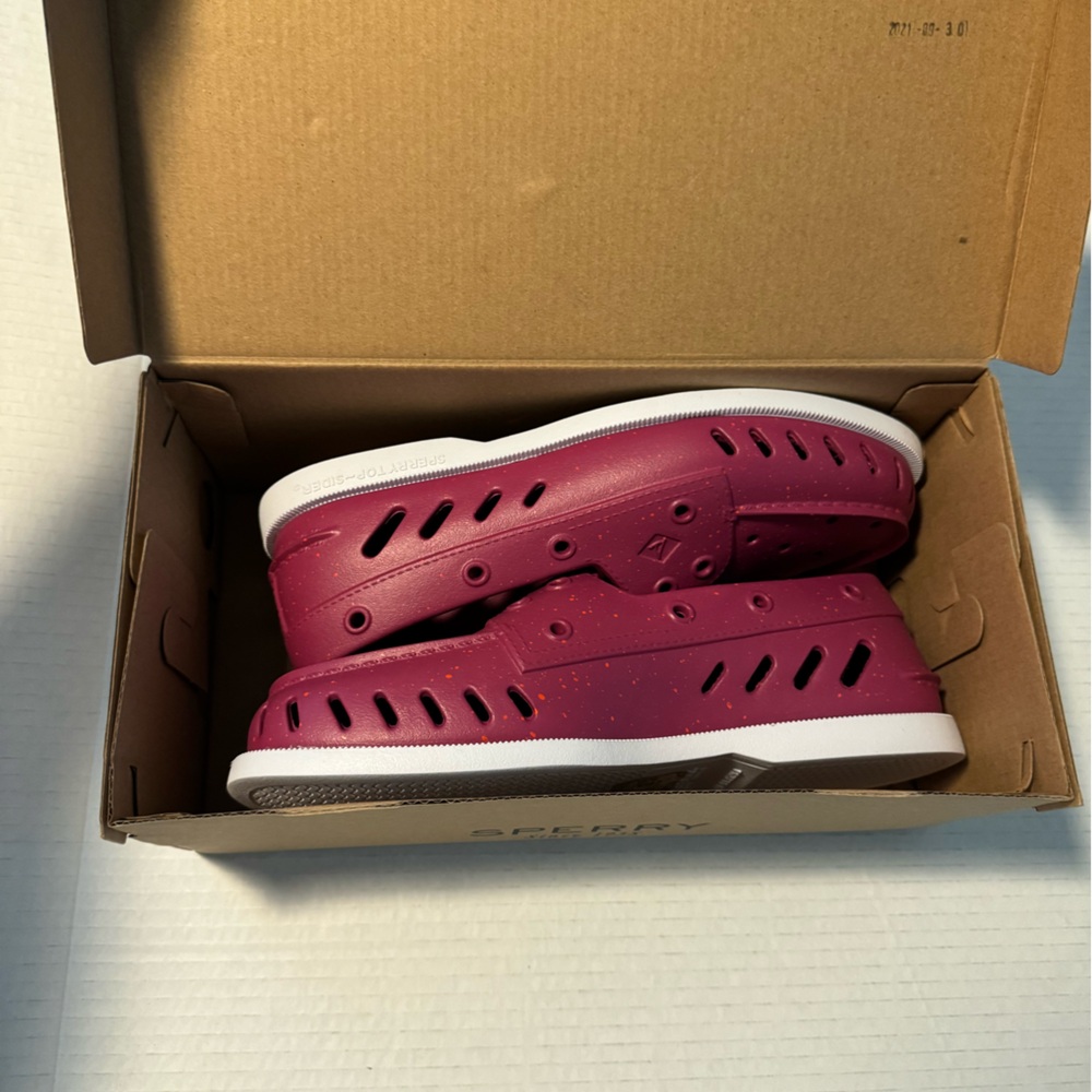 NWT Sperry Float Shoes - Berry women’s 9 floating summer boat shoes comfortable